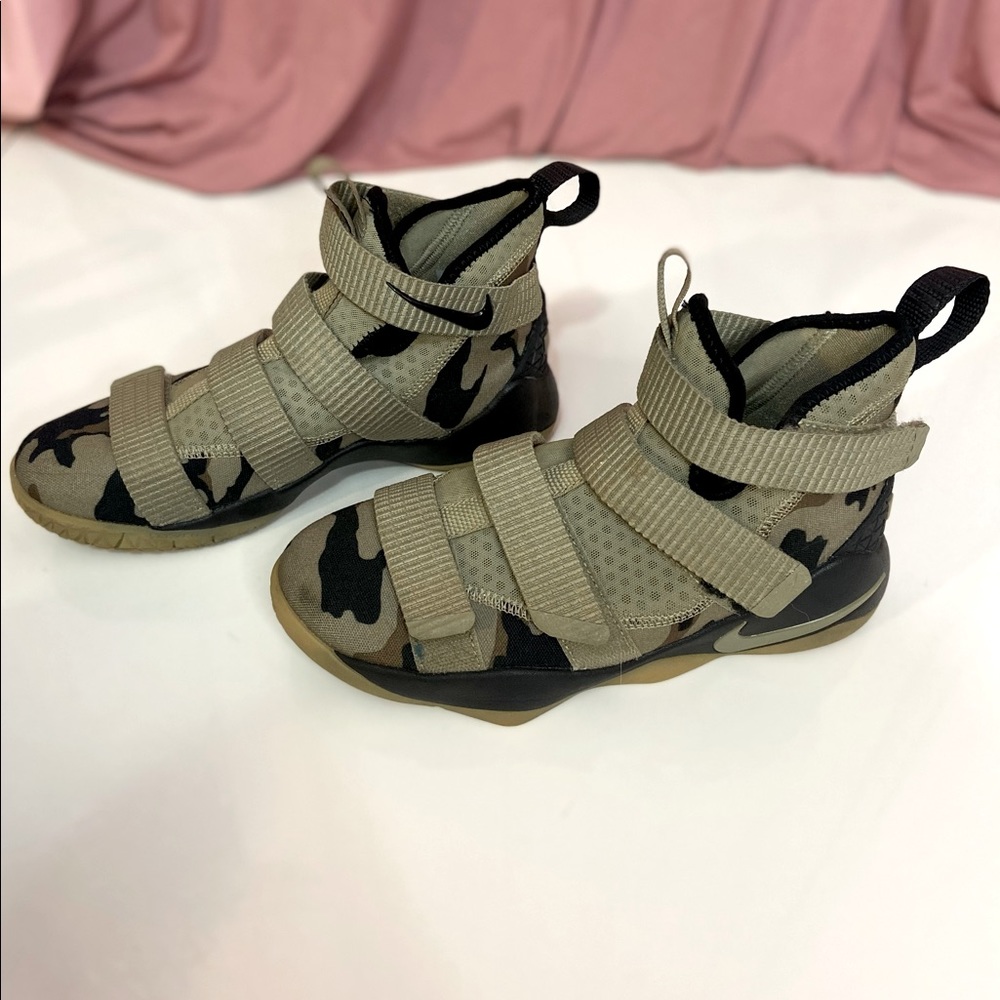 Lebron James basketball shoes